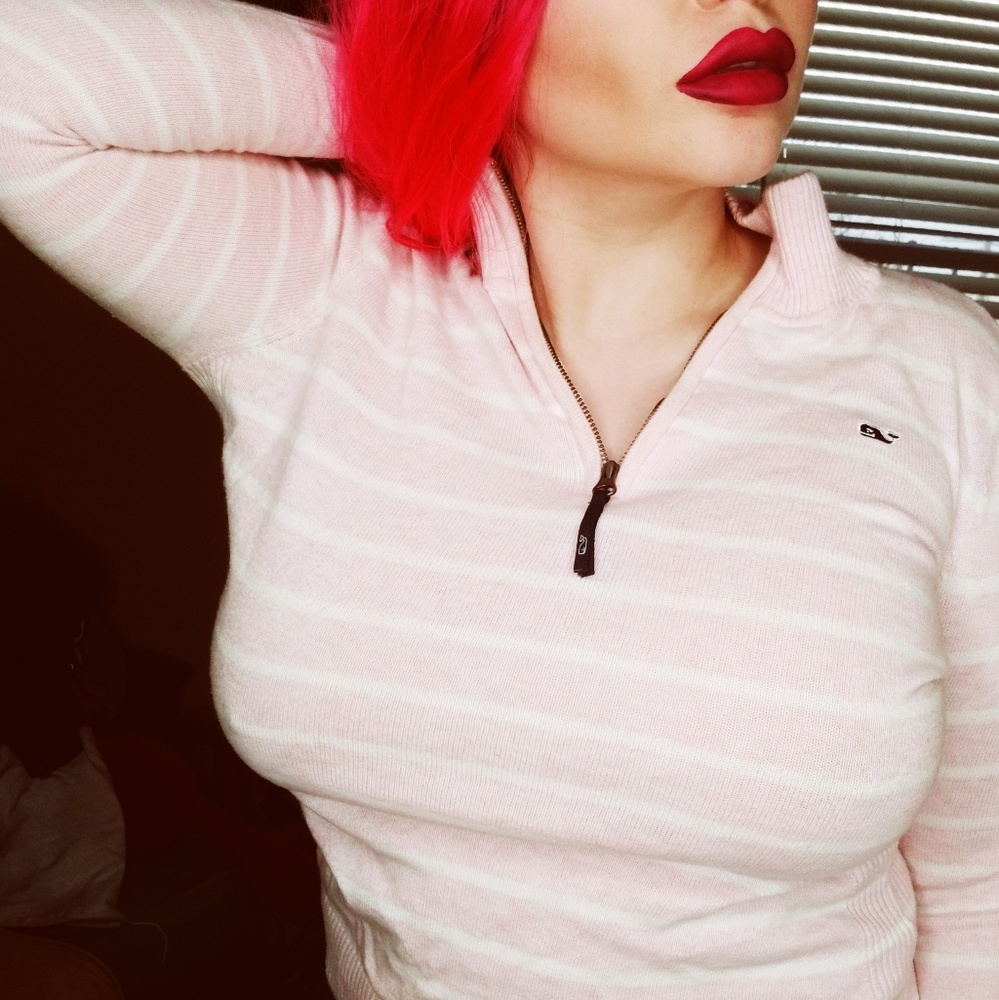 Pink and white vineyard vines pull over